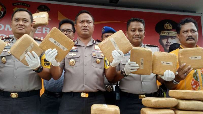 Polres Depok dengan bukti narkoba.