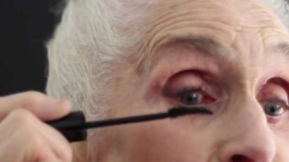 Genitnya Nenek Usia 89 Jadi Model Iklan Maskara
