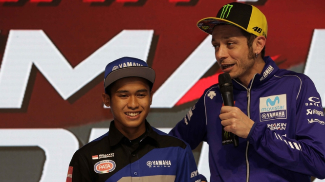 Pembalap asal Indonesia, Galang Hendra bersama Valentino Rossi