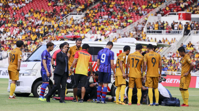 Ambulance Bawa Kiper Bhayangkara FC, Awan Setho, Keluar Lapangan