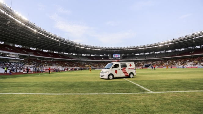 Ambulance Bawa Kiper Bhayangkara FC Keluar Lapangan