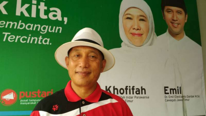 Tim pemenangan Khofifah-Emil Dardak, Muhammad Arum Sabil, di Posko Relawan 889 Surabaya, Jawa Timur, pada Minggu, 28 Januari 2018.