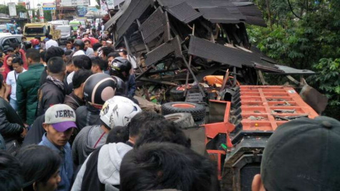 Truk tabrak warung di Bogor.