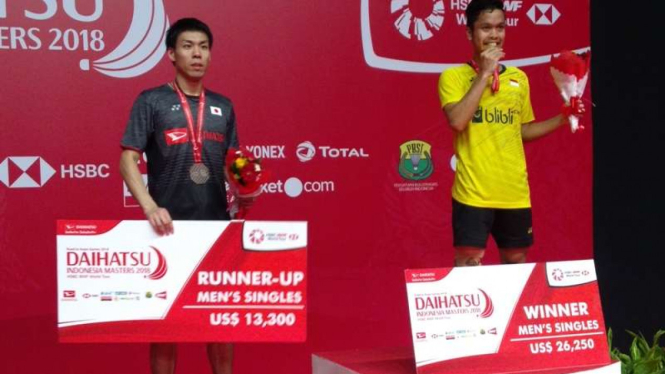 Anthony Sinisuka Ginting (kanan) raih gelar Daihatsu Indonesia Masters 2019.