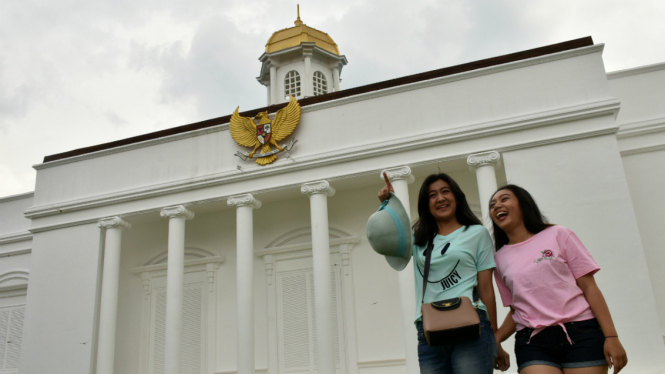 Berfoto di depan replika Istana Negara di Batu 