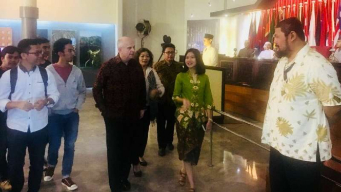 Dubes Amerika Serikat untuk Indonesia, Joseph Donovan (tengah), saat tur ke Museum Asia Afrika di Bandung, 27 Januari 2018.