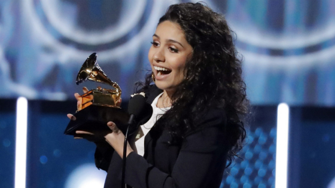 Alessia Cara raih piala Grammy 2018 sebagai artis pendatang baru terbaik.