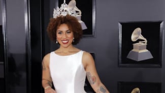Penyanyi Pro Trump Pakai Gaun Gambar Janin di Grammy Awards