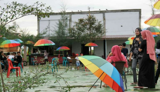 Pengunjung menikmati suasana Taman Wisata Burung Dara, di Kabupaten Aceh Besar.