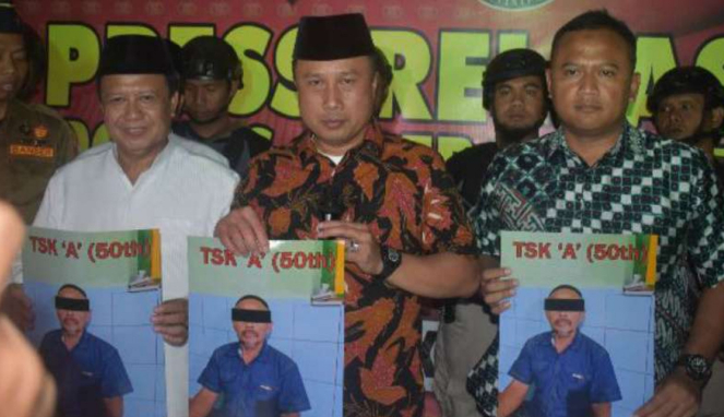 Polisi memperlihatkan foto tersangka penganiaya KH Umar Basri, pemimpin Pesantren Al Hidayah, di Bandung, Jawa Barat, pada Senin, 29 Januari 2018.