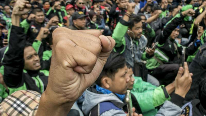 Unjuk rasa pengemudi angkutan online di Depan Gedung Sate Bandung, Jawa Barat.