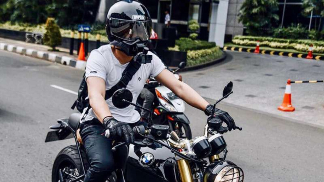 Ariel NOAH mengendarai moge BMW