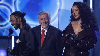 Cantiknya Rihanna di Panggung Grammy 2018