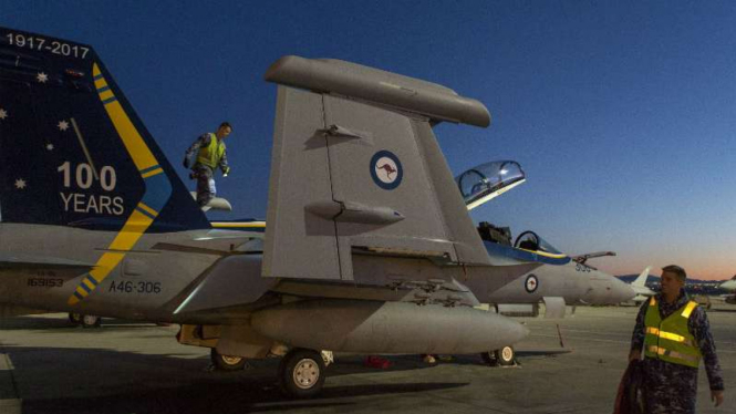 Inspeksi pesawat tempur milik Australia  EA-18G Growler