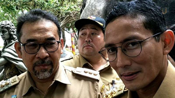 Wakil Gubernur DKI, Sandiaga Uno (kanan) saat berada di Kepuluan Seribu.