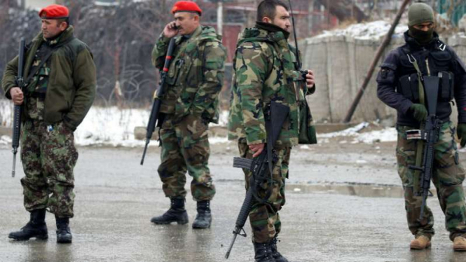 Militer Afganistan menjaga kompleks Akmil Marshal Fahim di Kabul