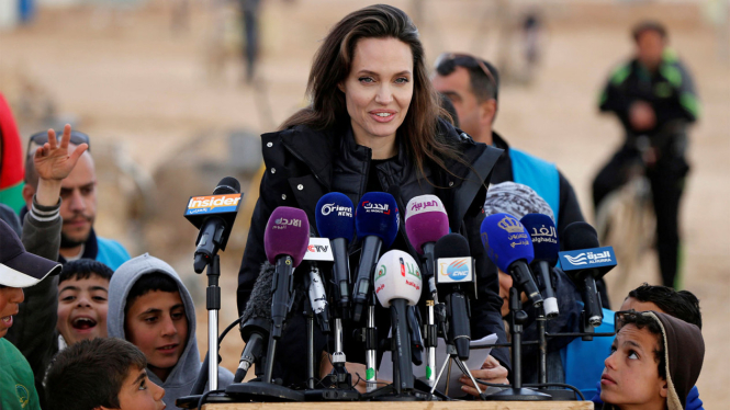 Angelina Jolie Kunjungi Kamp Pengungsi Suriah di Jordania