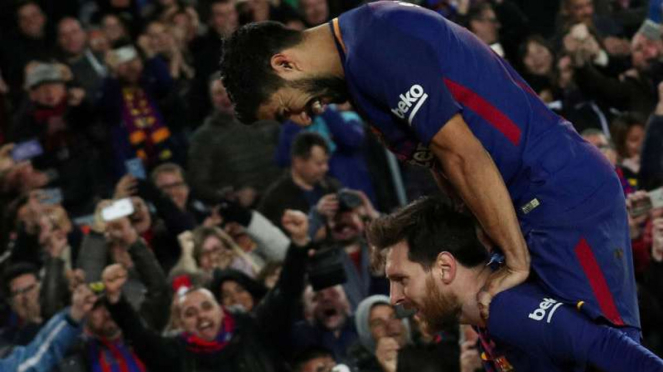 Lionel Messi dan Luis Suarez rayakan gol Barcelona