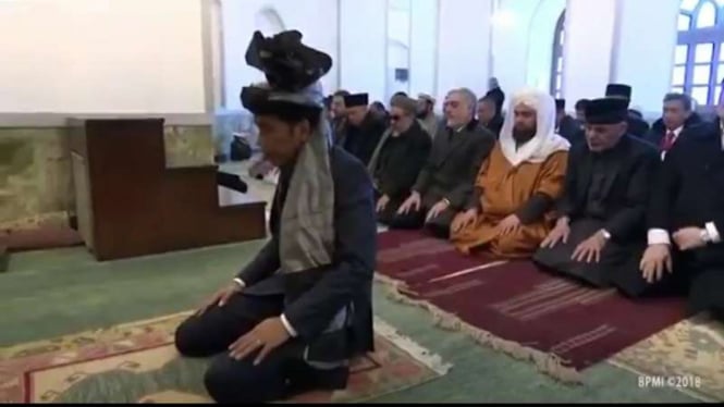 Presiden Joko Widodo jadi imam sholat bagi Presiden Afghanistan, Ashraf Ghani (memakai peci) dan para pejabat dan ulama Afghanistan di Kabul.