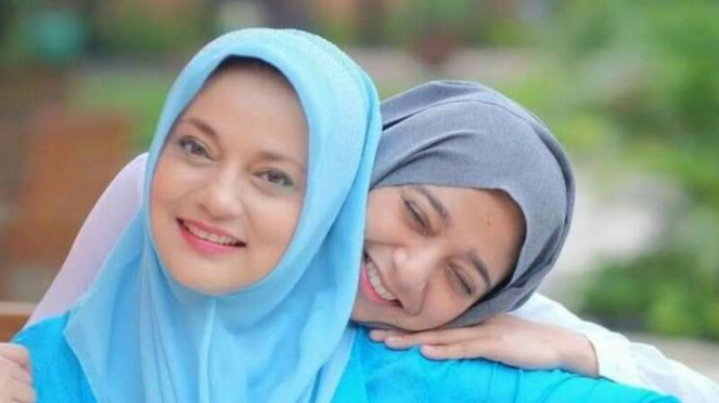 Chikita Fawzi bersama ibu tercinta Marissa Hake