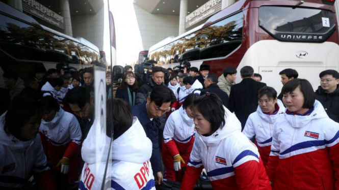 Rombongan atlet hoki Korut saat tiba di perbatasan Korsel di Paju