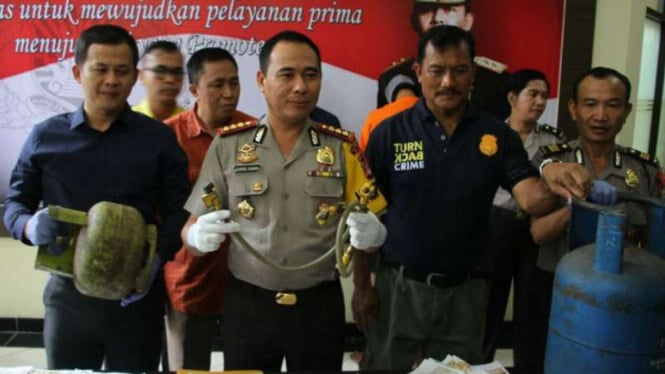 Polisi menggelar konferensi pers tentang penggerebekan tempat pengoplosan gas bersubsidi di Markas Polres Bekas pada Selasa, 30 Januari 2018.