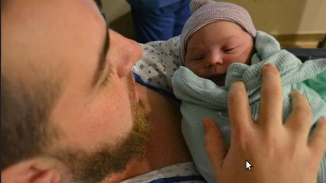 Kaci Sullivan, seorang transgender yang melahirkan anak biologisnya.