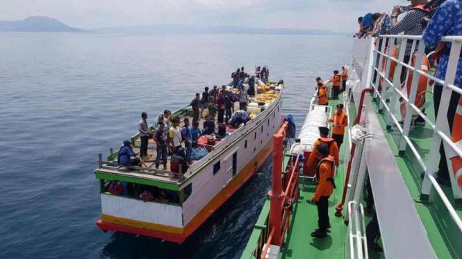 Proses penyelamat penumpang dan awak KM Fajar Fadila di Laut Saponda.