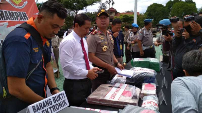 Polisi merilis barang bukti yang disita dari penangkapan bos PT Solusi Balad Lumampah yang disangka menipu calon jemaah umrah dan haji di Bandung pada Selasa, 30 Januari 2018.