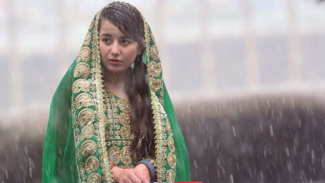 Perempuan wanita gadis Afghanistan dengan busana tradisional