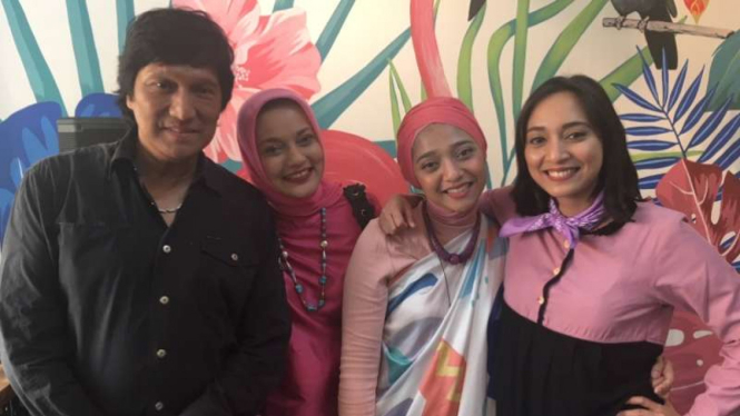 Ikang Fawzi dan Marissa Haque bersama keluarga