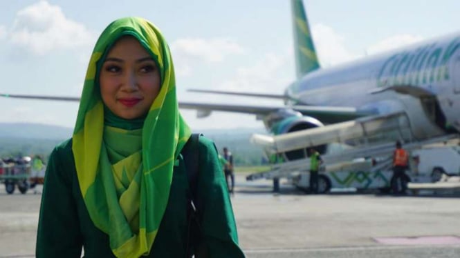 Tia Khairunnisa, pramugari berhijab pada maskapai Citilink, sesaat setelah mendarat di Bandara Internasional Sultan Iskandar Muda, Aceh Besar, Aceh, pada Rabu, 31 Januari 2018.