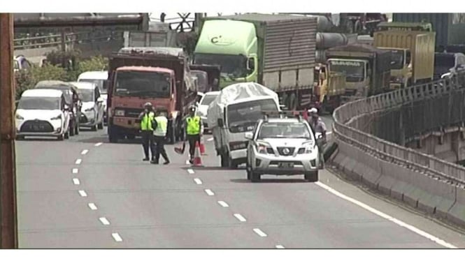 ebuah truk berukuran besar yang mengalami kerusakan di ruas tol Kebon Nanas, Rabu (31/1/2018)