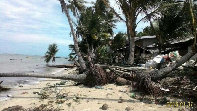 Dampak bencana banjir rob yang menimpa kawasan pesisir pantai di Kepulauan Selayar Sulawesi Selatan, Rabu (31/1/2018)