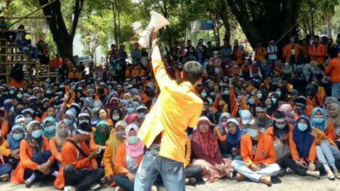 Mahasiswa Universitas Negeri Makassar berunjuk rasa.