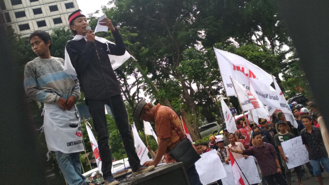 Demo menuntut pengusutan kasus korupsi P2SEM di kantor Kejati Jatim, Surabaya.