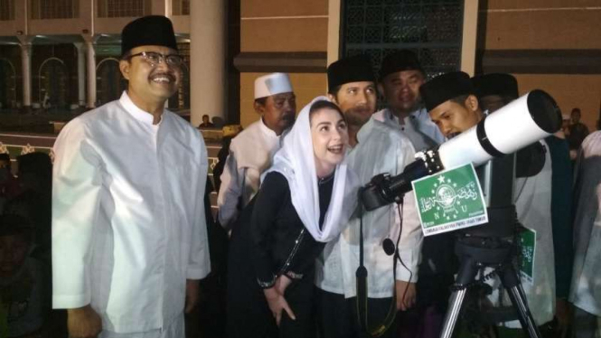 Emil Dardak dan Arumi Bachsin saat bertemu Saifullah Yusuf alias Gus Ipul kala menonton gerhana bulan di Masjid Al Akbar Surabaya, Jawa Timur, pada Rabu malam, 31 Januari 2018.
