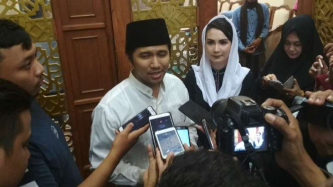 Emil Dardak dan Arumi Bachsin di Masjid Al Akbar Surabaya, Rabu malam, 31 Januari 2018. 