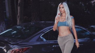 Seksinya Paris Hilton Jadi Model Koleksi Anyar Kanye West