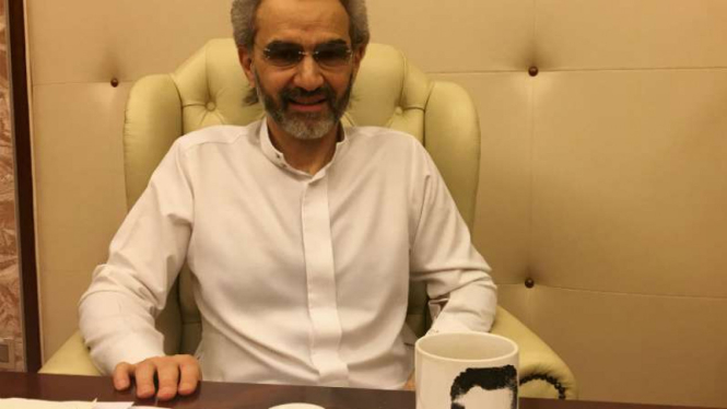 Pangeran Alwaleed bin Talal setelah dibebaskan ditemui di kantornya di Riyadh