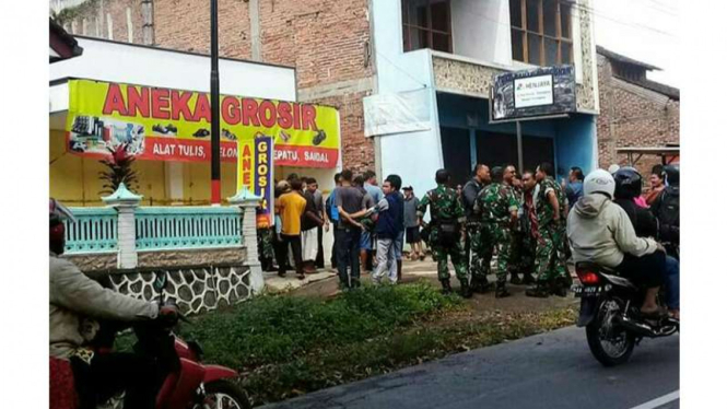 Proses penangkapan tiga terduga teroris di Desa Bengkal Kabupaten Temanggung, Kamis (1/2/2018)