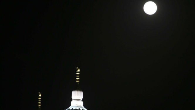 Foto Gerhana Bulan Total di langit Masjidil Haram