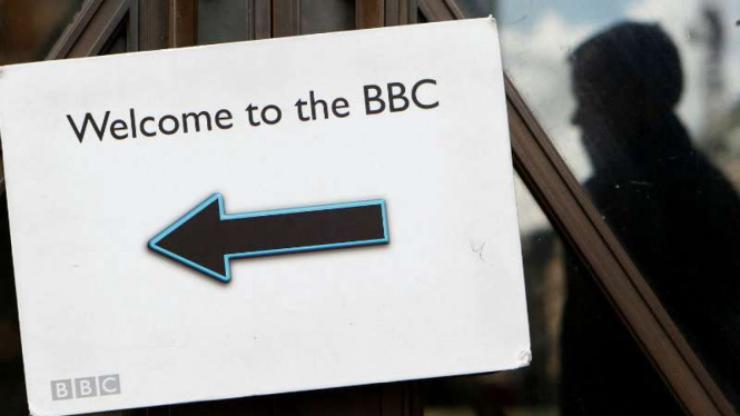 Tanda arah di kantor pusat BBC di London, Inggris