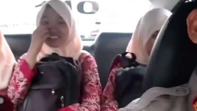 Tiga hijabers yang menumpang mobil polisi.