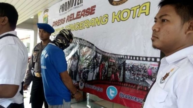 Ade saat diamankan di Markas Polresta Tangerang.