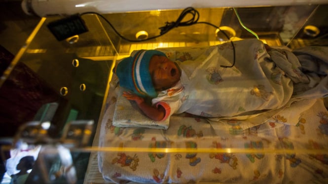 Seorang bayi yang baru lahir pada 29 Januari 2018, tidur di dalam inkubator di rumahnya di Kampung Dayeuh Desa Sukanegara, Jonggol, Bogor, Jawa Barat, 31 Januari 2018.