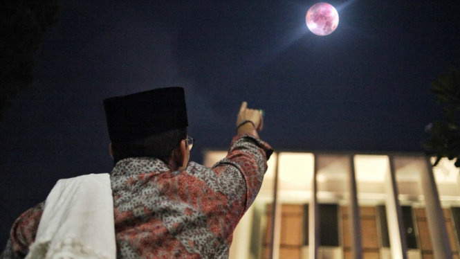 Foto Gerhana Bulan Total Sandiaga Uno