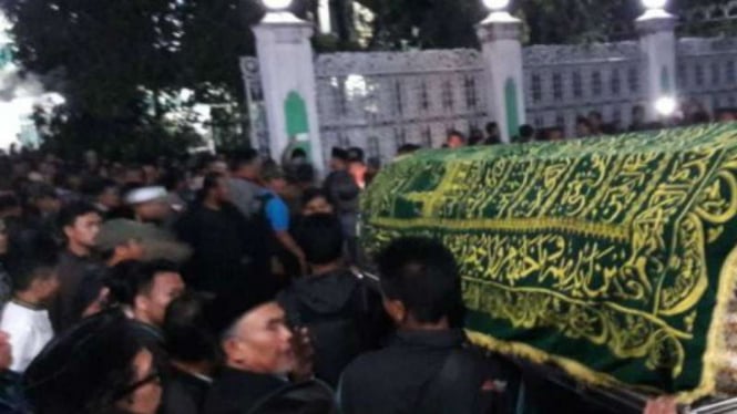 Suasana pemakaman ustaz Prawoto di Bandung, Jawa Barat