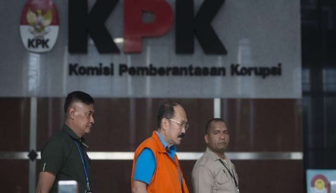 Mantan pengacara Setya Novanto, Fredrich Yunadi, (tengah) usai diperiksa KPK.