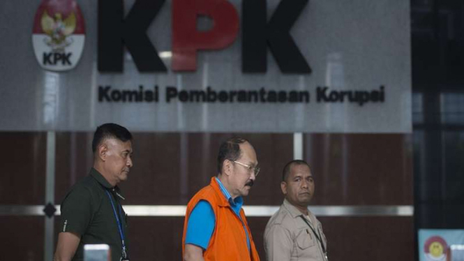 Mantan pengacara Setya Novanto, Fredrich Yunadi, (tengah) usai diperiksa KPK.